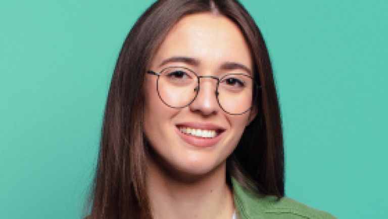 young-pretty-casual-woman-smiling-happily-with-hand-hip-confident-positive-proud-friendly-attitude 1 Mevrouw de leraar