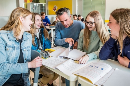 Leerlingen lezen samen met leraar