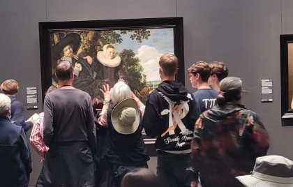 Leerlingen kijken naar een schilderij in het Rijksmuseum.