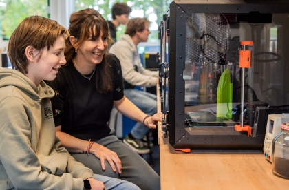 Leerling krijgt uitleg in het makerslab.