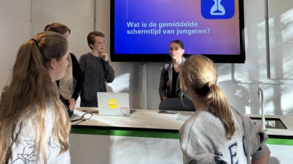 Leerlingen in gesprek over de gemiddelde schermtijd van jongeren