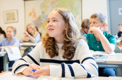 Decoratief. Leerlinge in schoolklas tijdens de les.