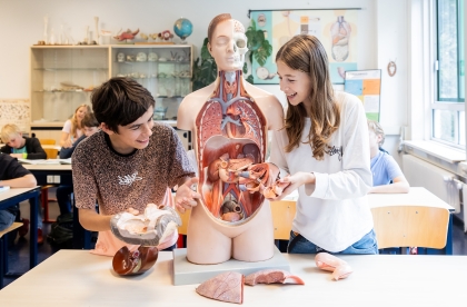 Decoratief. Twee leerlingen in de biologieles.