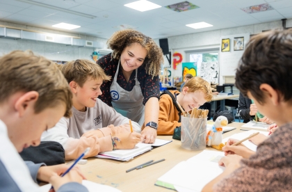 Decoratief. Leerlingen met een docent in een klaslokaal.