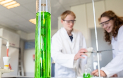 Leerlingen werken in een schoollaboratorium