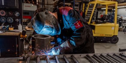 Lasser is bezig met werkzaamheden