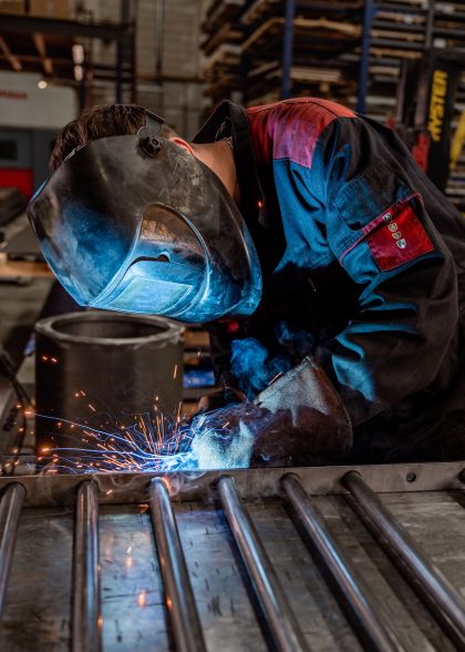 Lasser is bezig met werkzaamheden