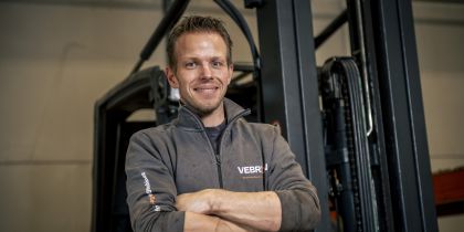 Man lachend met armen over elkaar