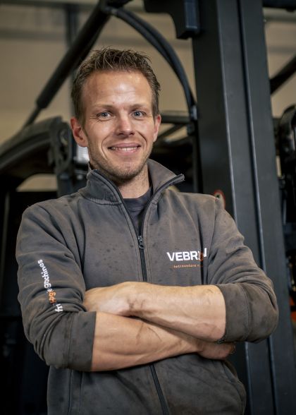 Man lachend met armen over elkaar
