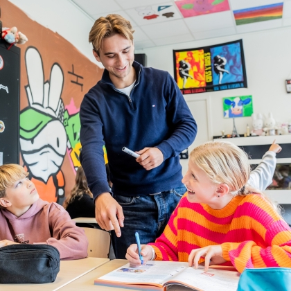 Docent legt uit aan een leerling
