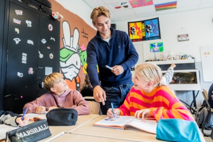 Docent legt uit aan een leerling