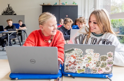 Twee leerlingen achter een laptop