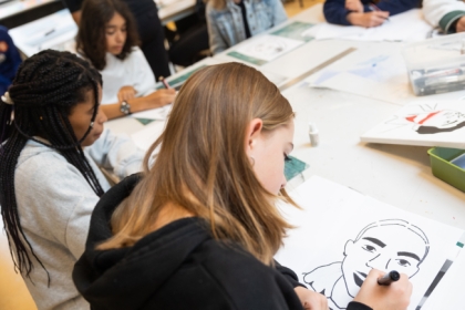 Leerlingen werken aan een tekening