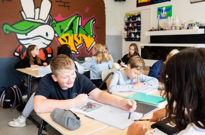 Leerlingen aan het werk in een klaslokaal