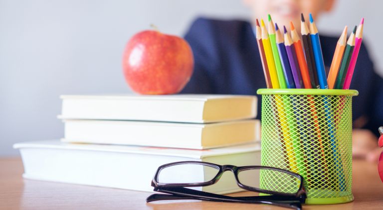 pexels-oleksandr-pidvalnyi-2781814 Schoolspullen, potloden en boeken.