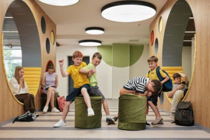 Spelende kinderen op school