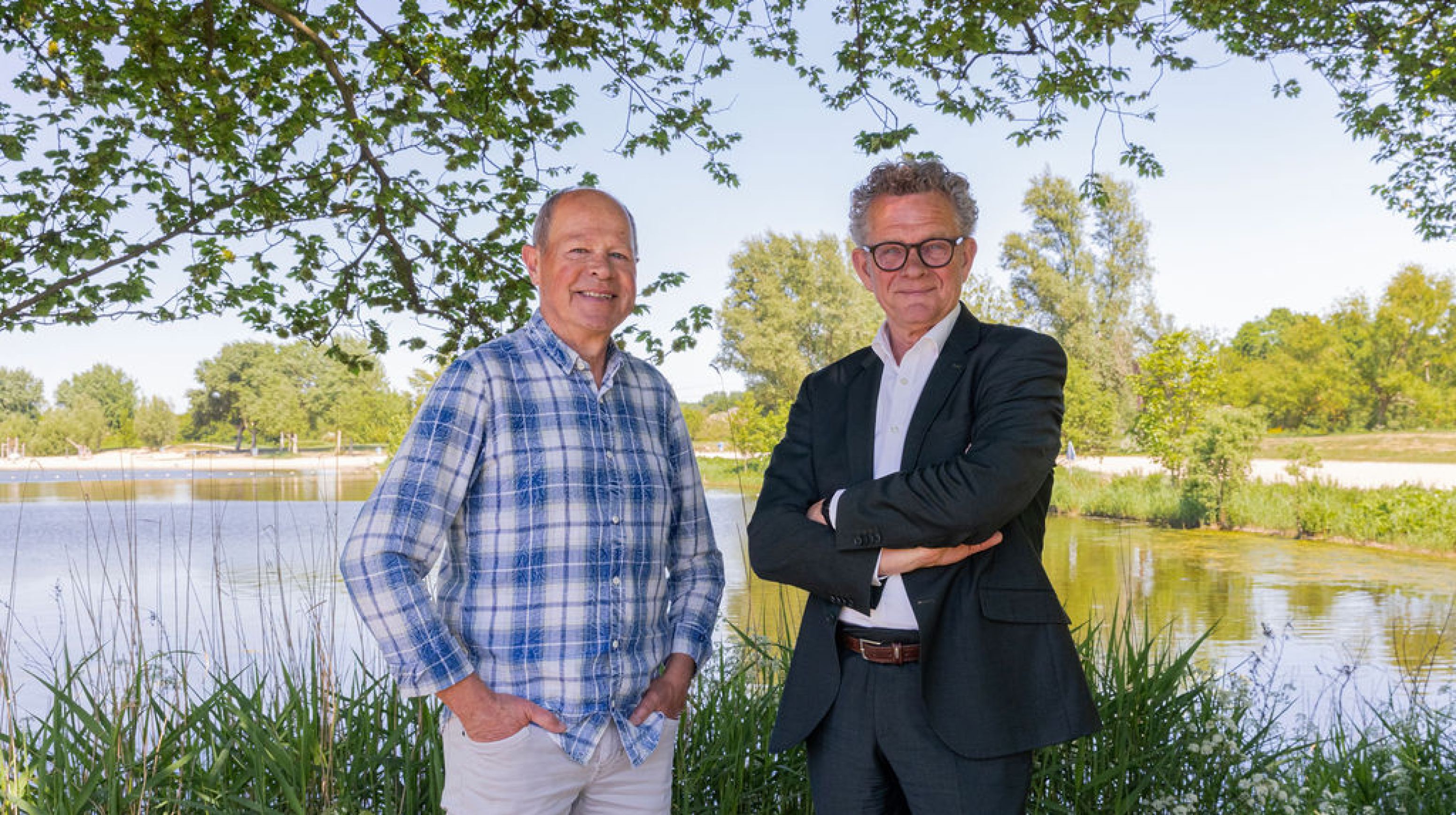 Wim en Frank staan voor een meertje