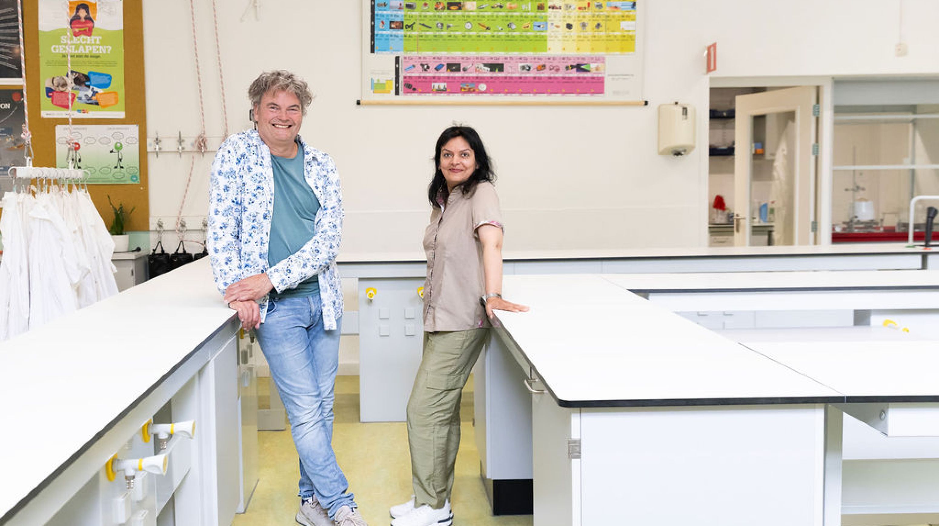 Jeroy en Zahra staan in een klaslokaal