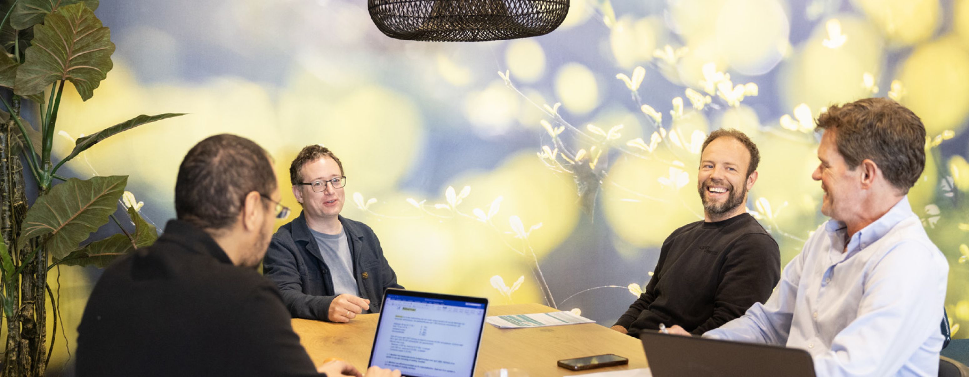 Docenten overleggen met elkaar aan tafel