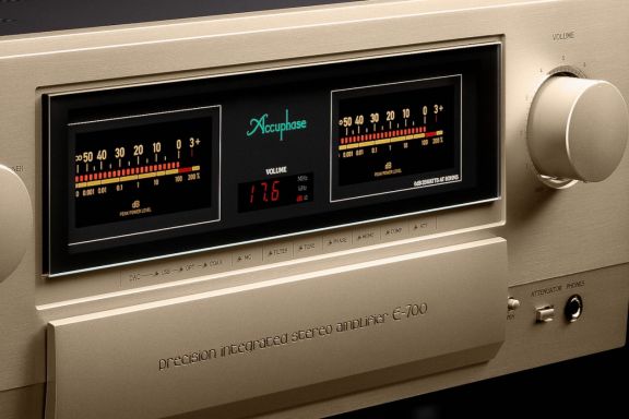Front detail van de Accuphase E-700 klasse A versterker AudioXperience