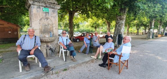 20210702_172932_Franse oudjes doen aan betekenisvol bankhangen Large