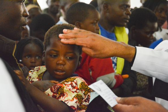 Mozambique doop van kind Mozambique doop van kind