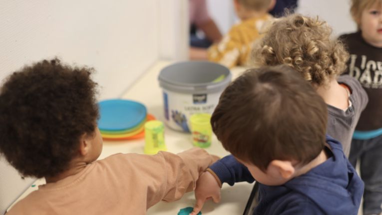 2024 F kinderen kleuterschool Kinderen aan het knutselen op Klim.