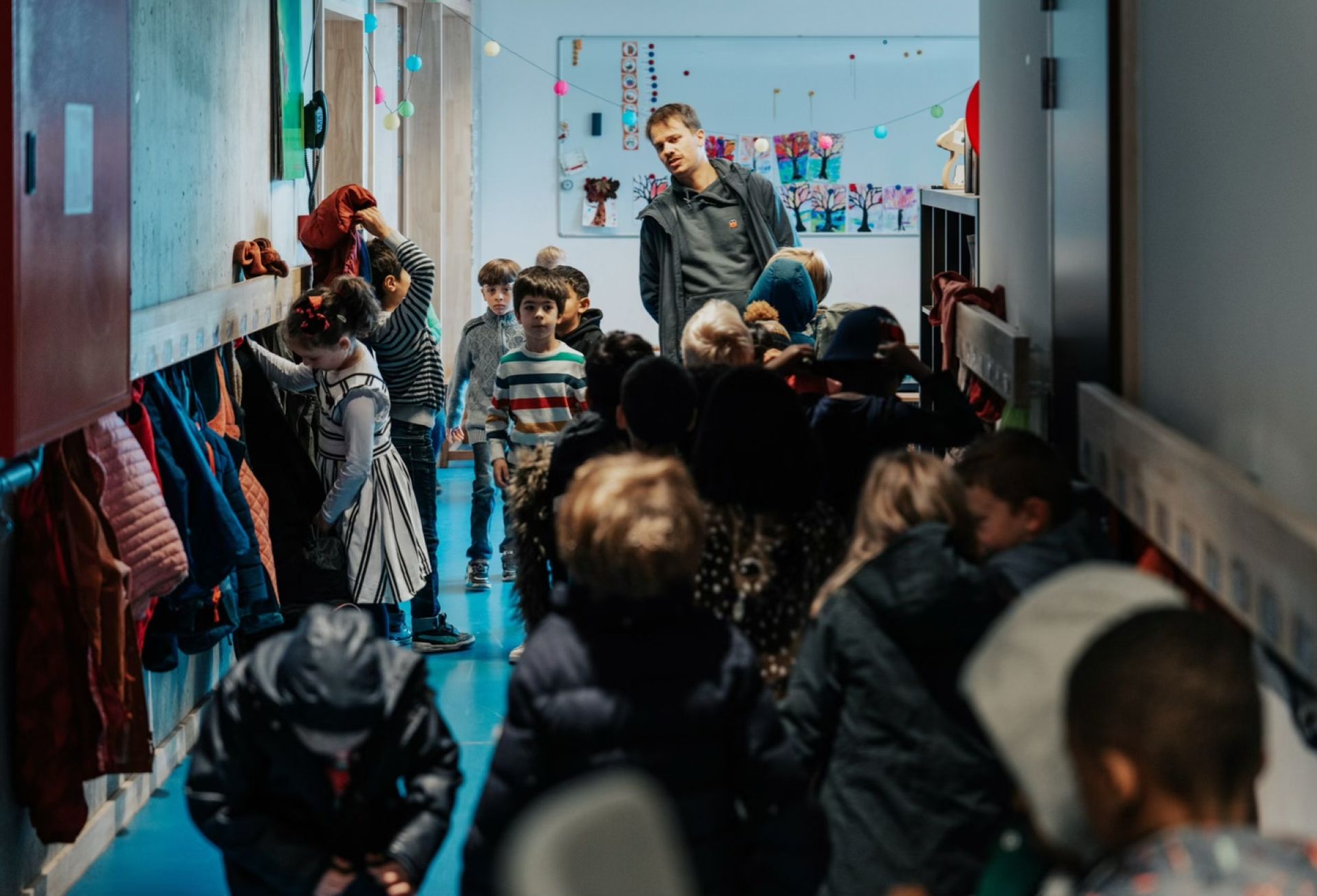 231016_LagerOnderwijs_071-compressed De kinderen van het eerste leerjaar maken zich klaar om naar beneden te gaan  op Klim.