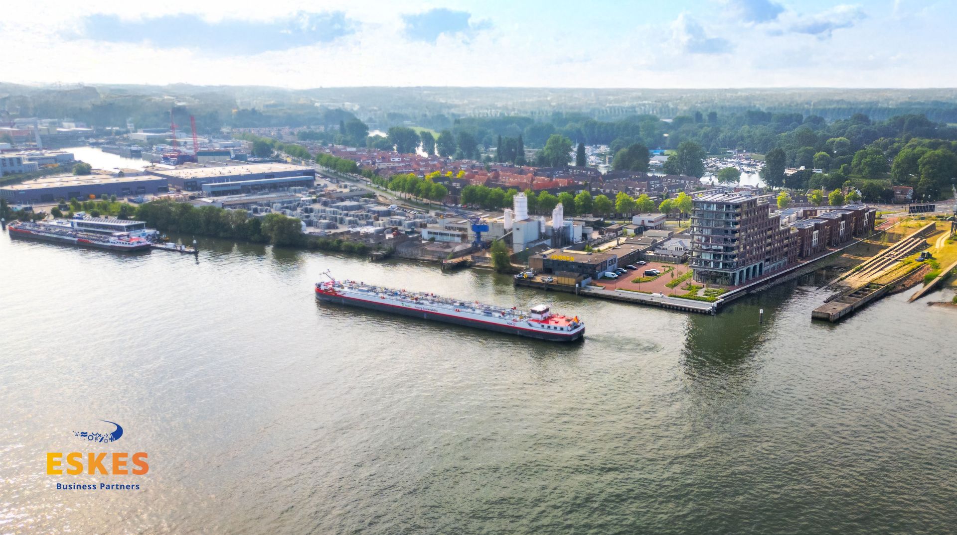 Foto van bedrijfspand Foto van bedrijfspand met logo ter illustratie van bedrijfsvideo