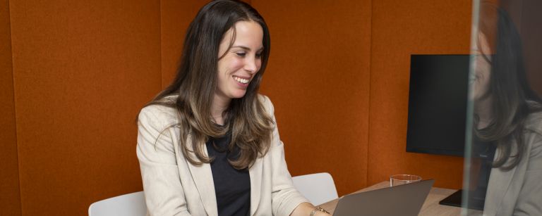 Vrouwelijke collega op kantoor tijdens demo.