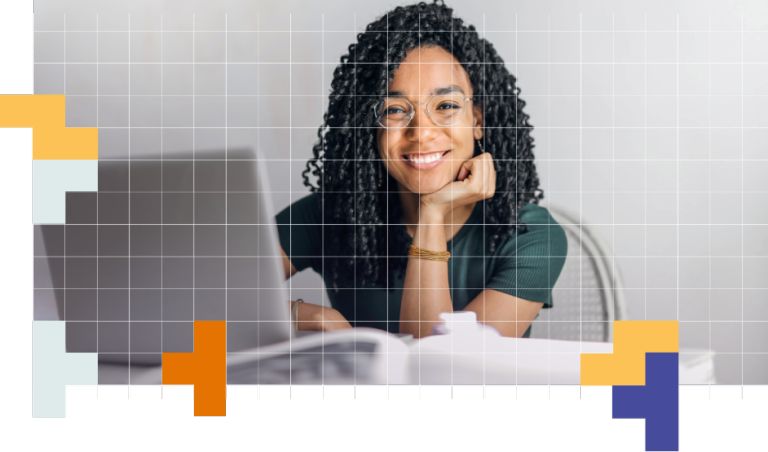 Blije vrouw achter laptop.