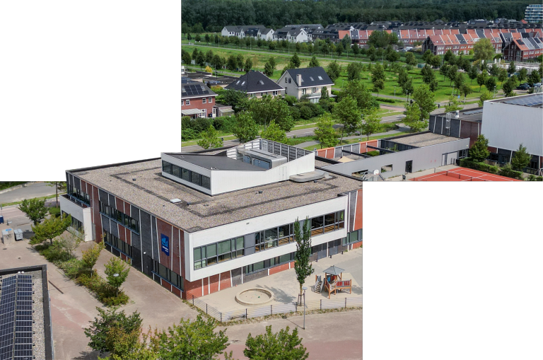 Een schoolgebouw van bovenaf.