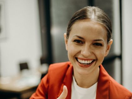 Vrouw met thumbs up