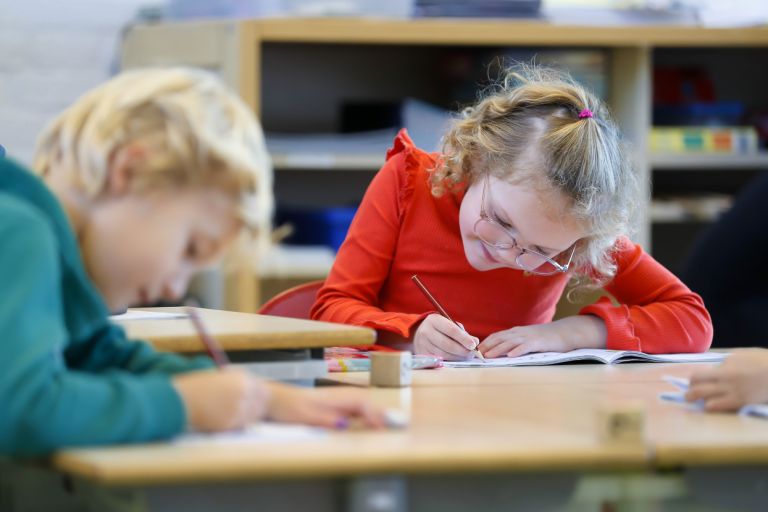 Jongen en meisje aan het schrijven.