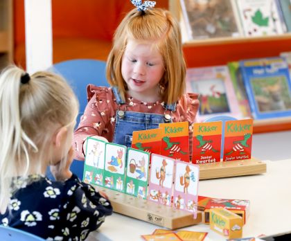 Meisjes op school spelletje aan het doen