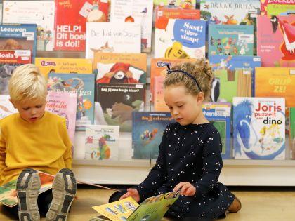 Jongen en meisje aan het lezen