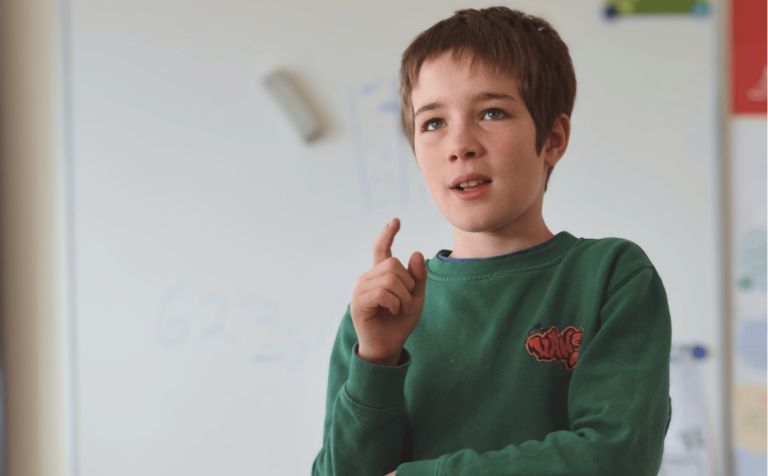Leerlingenraad Leerling praat tijdens de leerlingenraad