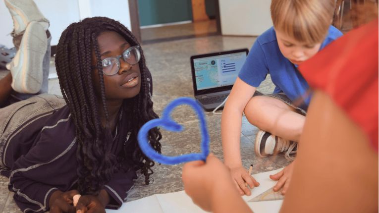 Drie kinderen maken samen een poster