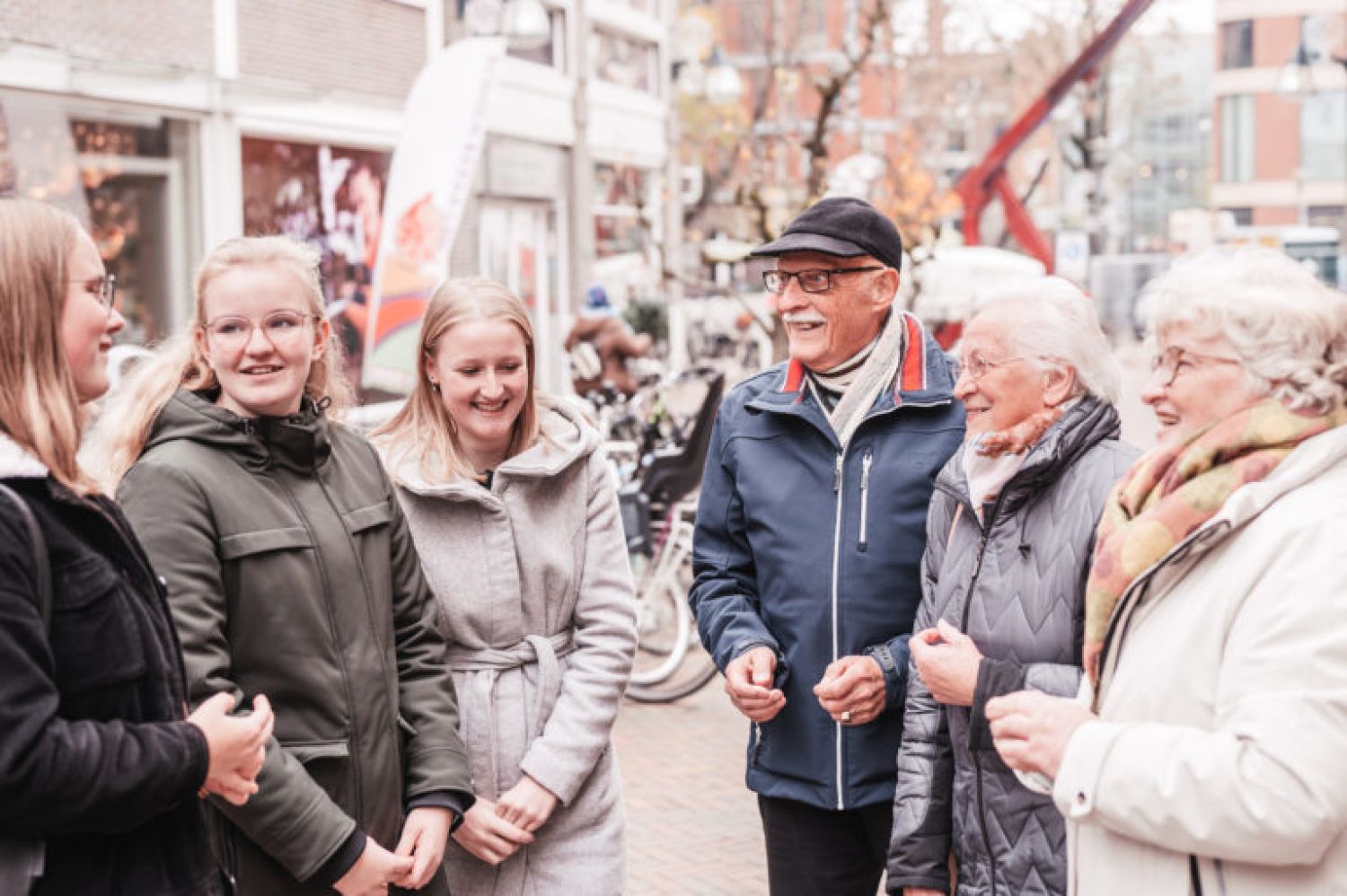 Jongeren en ouderen met elkaar in gesprek op straat