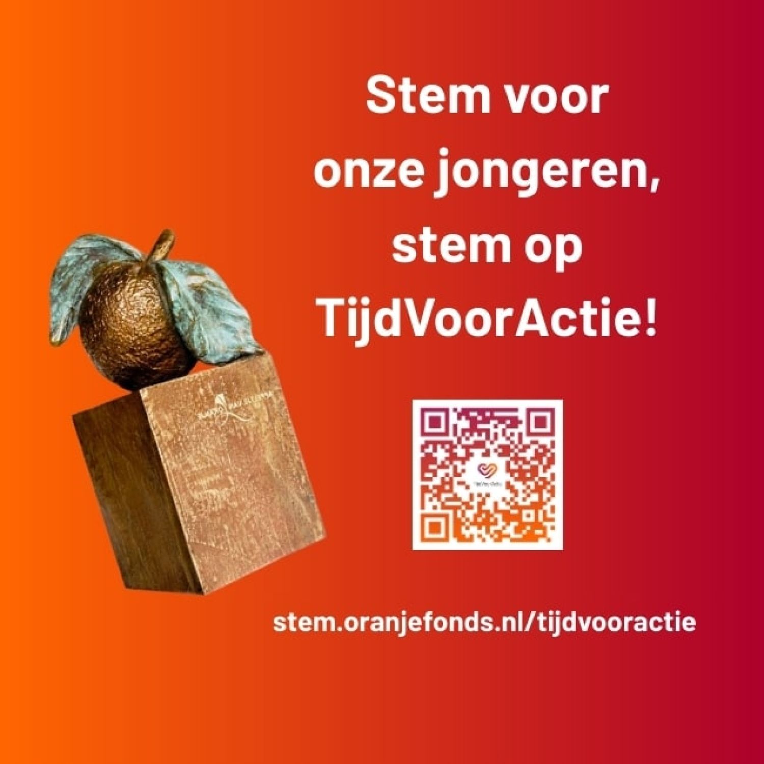 Een jonge vrouw houdt haar pinpas voor pinapparaat om te betalen