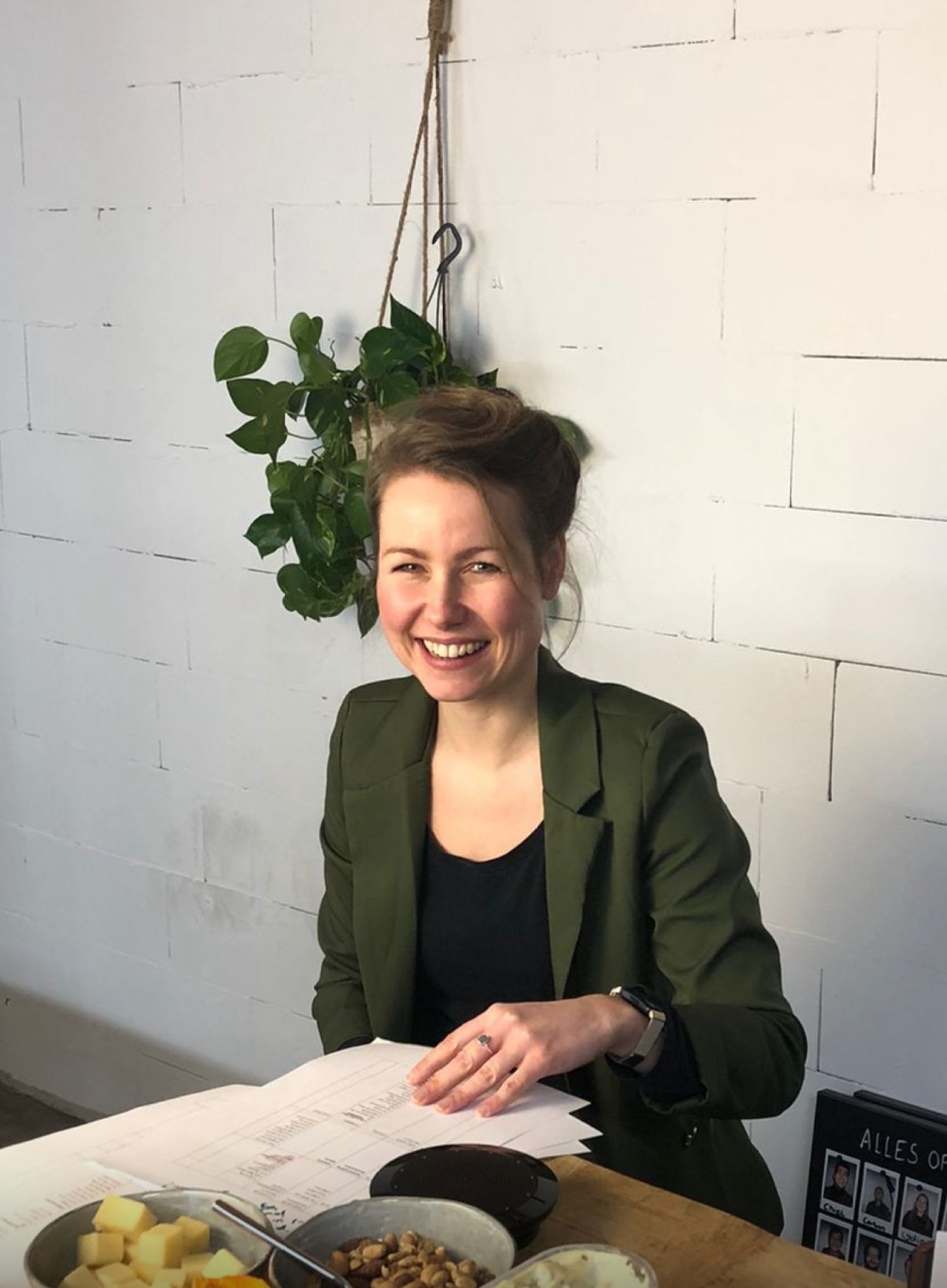 Johanna Hoving geniet van een lekkere maaltijd tijdens het werk