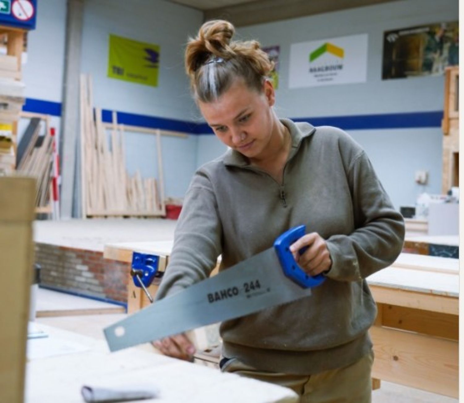 Jonge dame leert zagen en houtbewerken tijdens MDT Jonge dame leert zagen en houtbewerken tijdens MDT