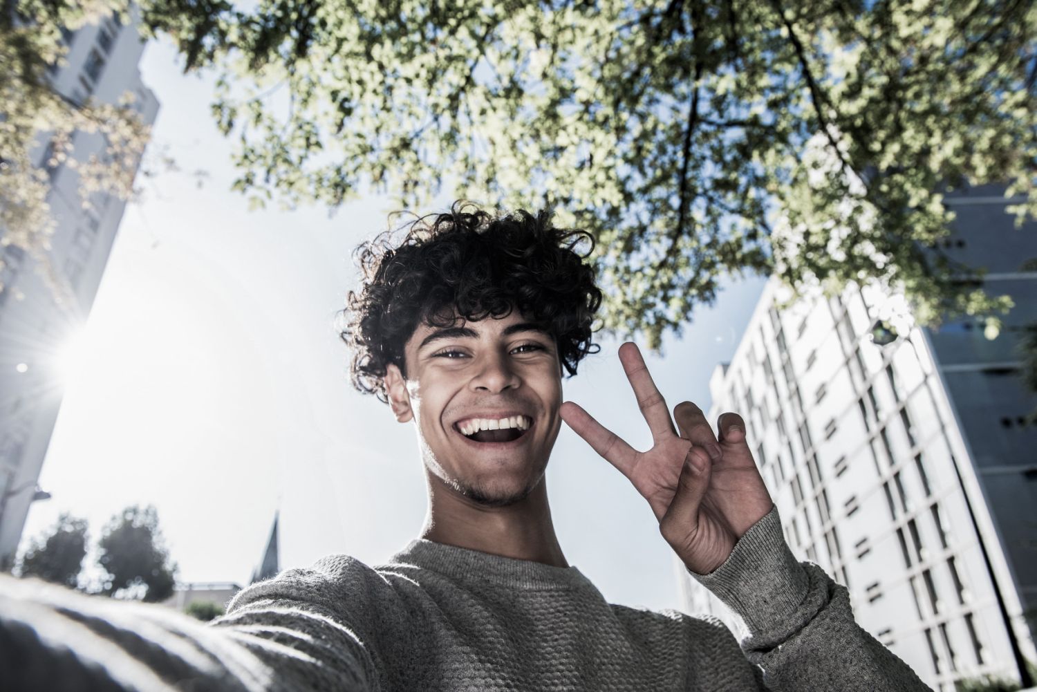 TijdVoorActie 5 Selfie van enthousiaste jonge vrijwilliger die peace-teken maakt.