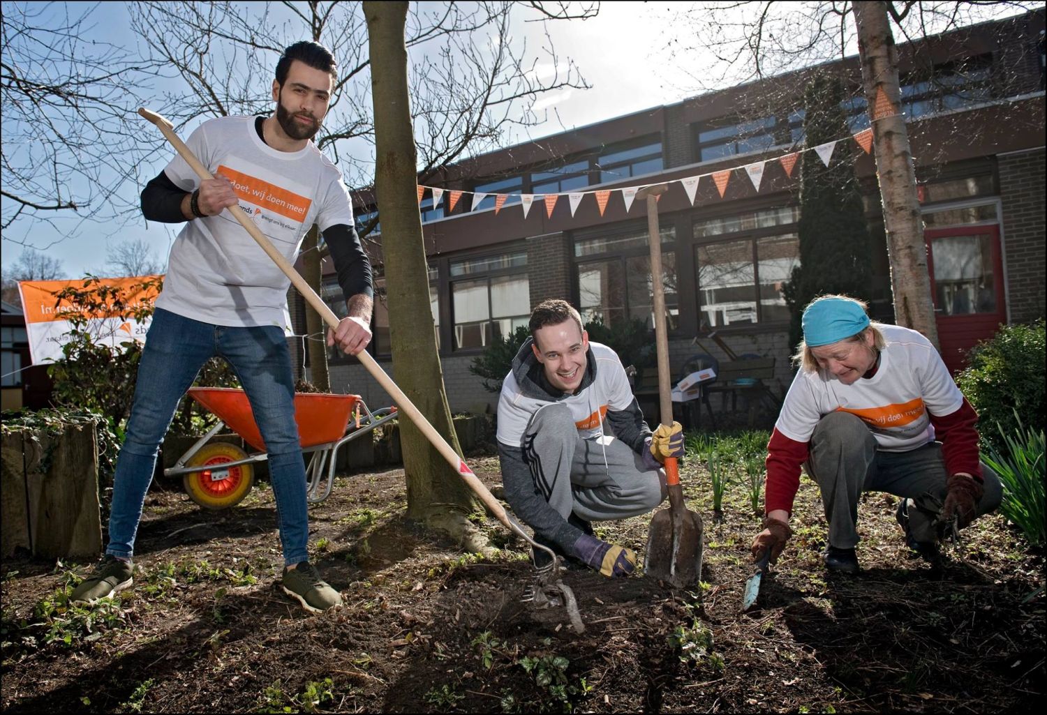TijdVoorActie vrijwilligerswerk - werken in een tuin jonge vrijwilligers maken de tuin weer netjes