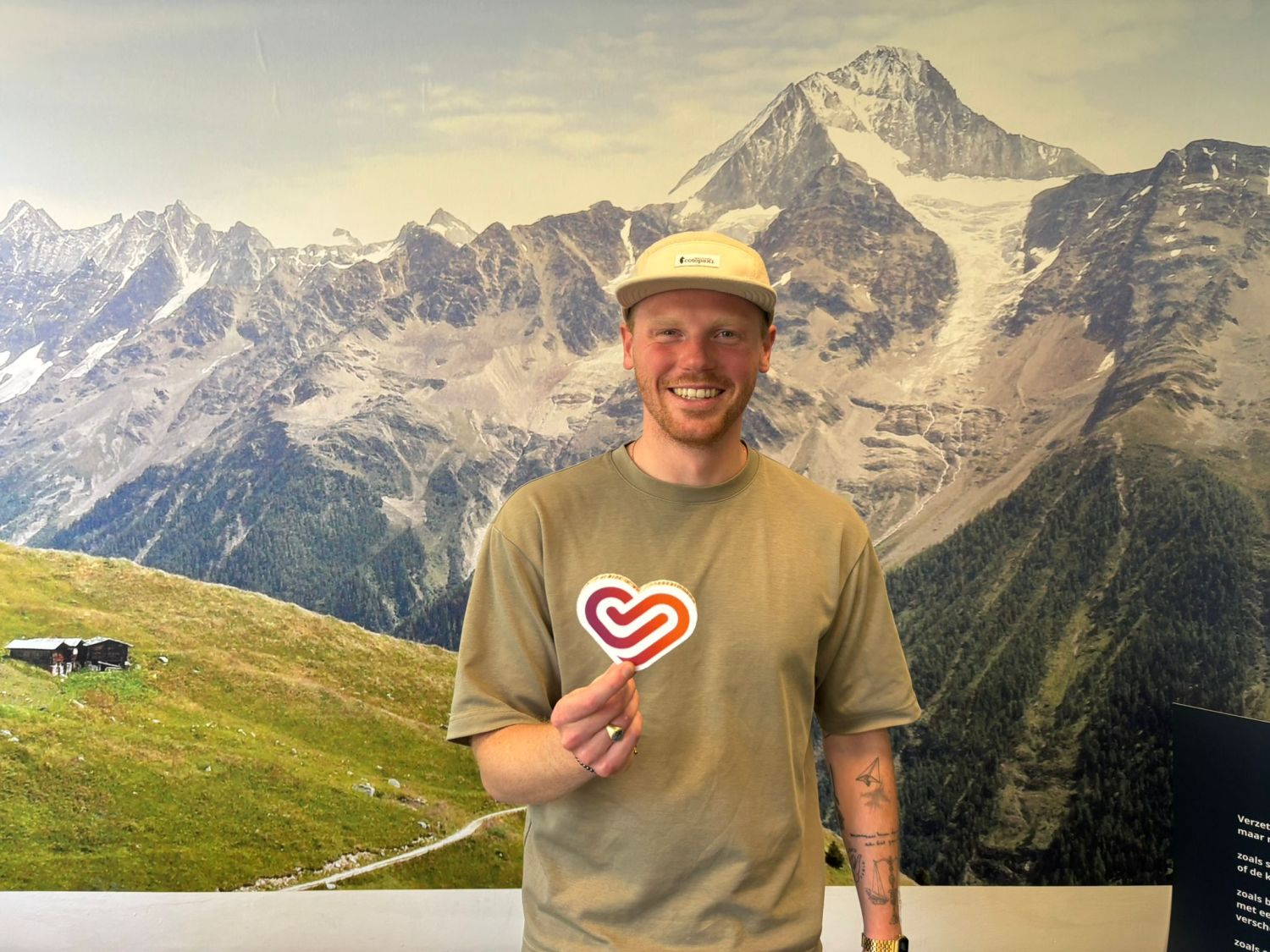 Daan van TijdVoorActie poseert voor mooie muur