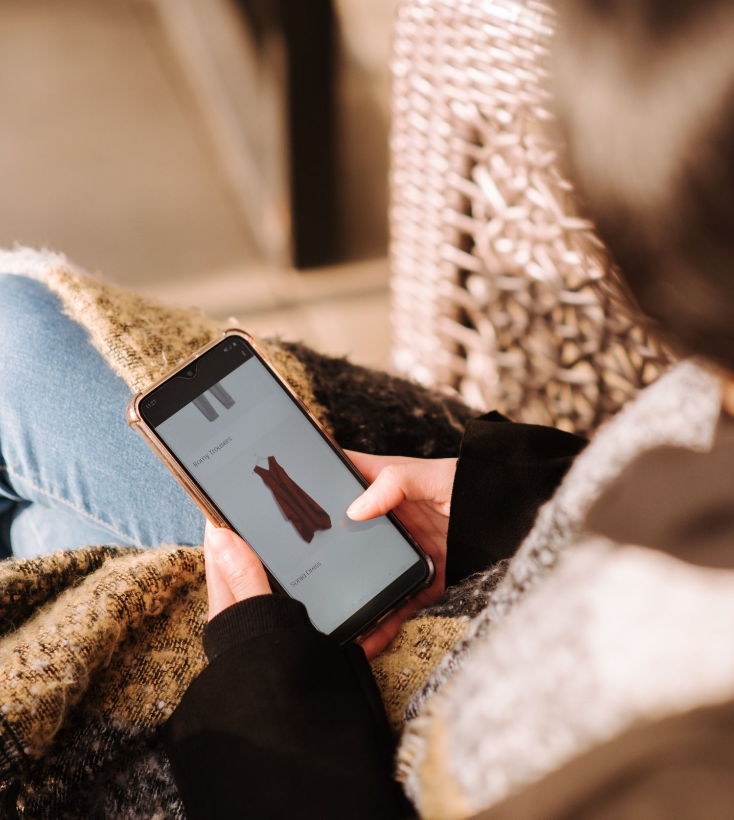 Meisje zit op telefoon online te shoppen