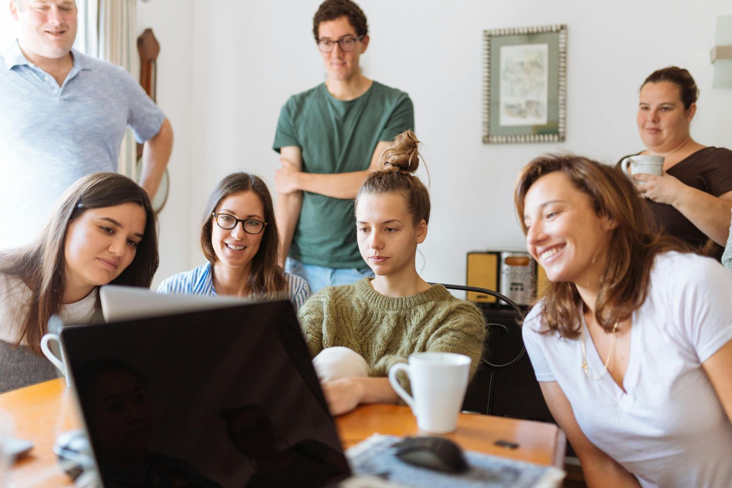 team kijken samen naar laptop