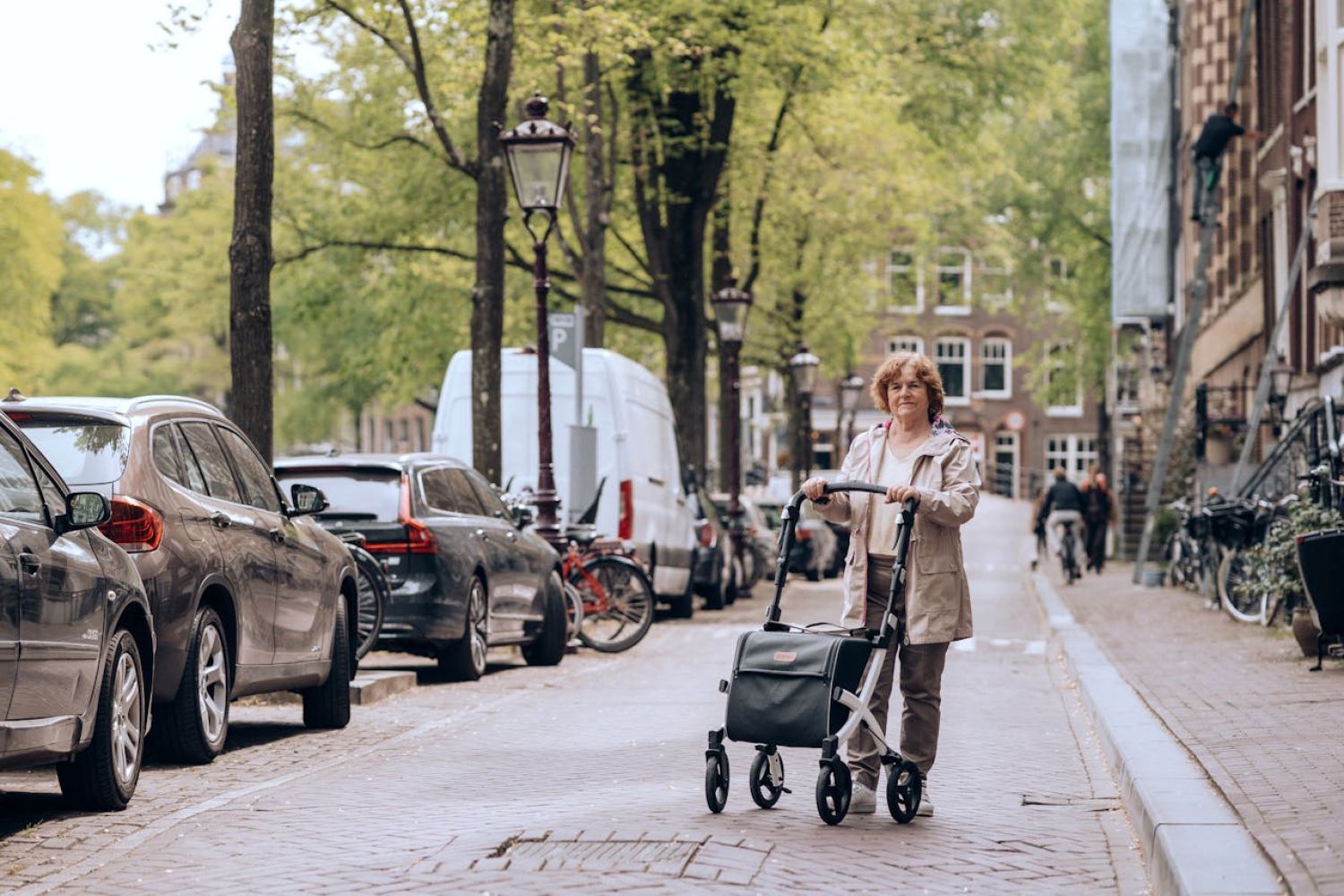 Vrouw met rollator loopt over straat