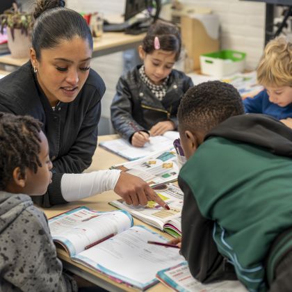 Leerkacht let iets uit aan de kinderen
