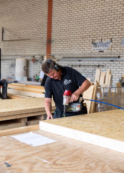 Timmerman is bezig in de werkplaats